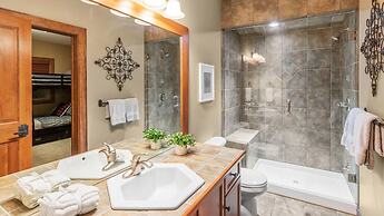 I Spy - Cozy Pet Friendly, Ski In/Ski Out Condo with Private Hot Tub