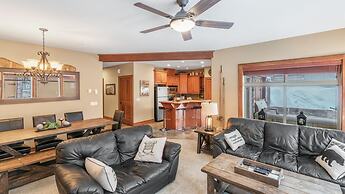I Spy - Cozy Pet Friendly, Ski In/Ski Out Condo with Private Hot Tub