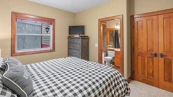 I Spy - Cozy Pet Friendly, Ski In/Ski Out Condo with Private Hot Tub