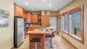 I Spy - Cozy Pet Friendly, Ski In/Ski Out Condo with Private Hot Tub