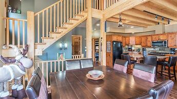 Forest Lane Hideaway - Luxurious Family Friendly Home with Private Hot