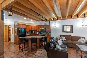 Forest Lane Hideaway - Luxurious Family Friendly Home with Private Hot