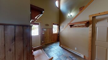 Forest Lane Hideaway - Luxurious Family Friendly Home with Private Hot