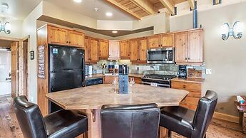 Forest Lane Hideaway - Luxurious Family Friendly Home with Private Hot