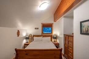 Forest Lane Hideaway - Luxurious Family Friendly Home with Private Hot