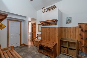 Forest Lane Hideaway - Luxurious Family Friendly Home with Private Hot