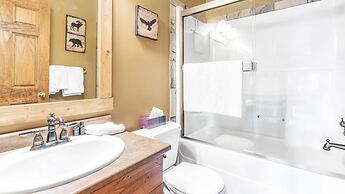 Forest Lane Hideaway - Luxurious Family Friendly Home with Private Hot