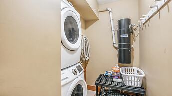 Forest Lane Hideaway - Luxurious Family Friendly Home with Private Hot