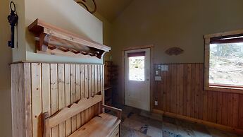 Forest Lane Hideaway - Luxurious Family Friendly Home with Private Hot