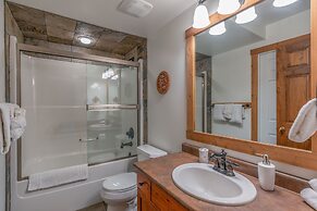 Forest Lane Hideaway - Luxurious Family Friendly Home with Private Hot