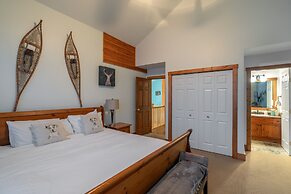 Forest Lane Hideaway - Luxurious Family Friendly Home with Private Hot