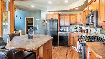 Forest Lane Hideaway - Luxurious Family Friendly Home with Private Hot