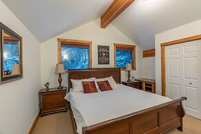 Forest Lane Hideaway - Luxurious Family Friendly Home with Private Hot