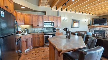 Forest Lane Hideaway - Luxurious Family Friendly Home with Private Hot