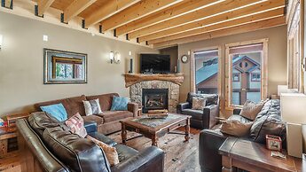 Forest Lane Hideaway - Luxurious Family Friendly Home with Private Hot