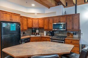 Forest Lane Hideaway - Luxurious Family Friendly Home with Private Hot