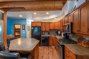 Forest Lane Hideaway - Luxurious Family Friendly Home with Private Hot