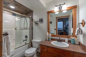 Forest Lane Hideaway - Luxurious Family Friendly Home with Private Hot