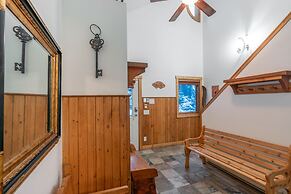 Forest Lane Hideaway - Luxurious Family Friendly Home with Private Hot