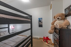 Forest Lane Hideaway - Luxurious Family Friendly Home with Private Hot