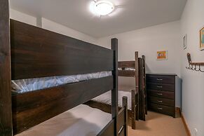 Forest Lane Hideaway - Luxurious Family Friendly Home with Private Hot