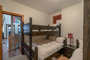 Forest Lane Hideaway - Luxurious Family Friendly Home with Private Hot