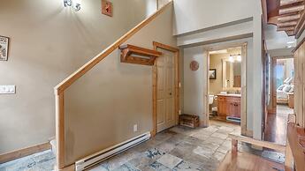 Forest Lane Hideaway - Luxurious Family Friendly Home with Private Hot