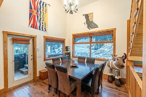 Forest Lane Hideaway - Luxurious Family Friendly Home with Private Hot