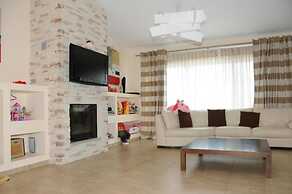 Luxurious 6 Bedroom Villa In a Great Location