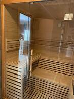 Luxurious 6 Bedroom Villa In a Great Location