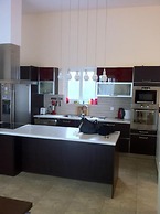 Luxurious 6 Bedroom Villa In a Great Location