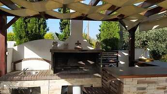 Luxurious 6 Bedroom Villa In a Great Location