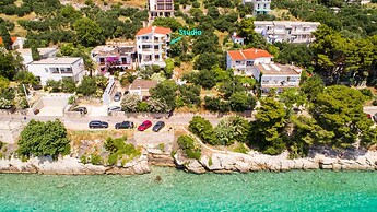 Studio Next to the Beach w Terrace and Parking