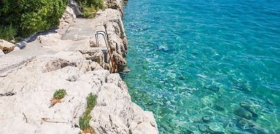 Apt Next to the Beach w Balcony and sea View