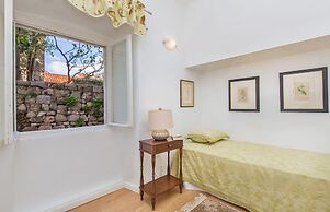 Steps Old Town Apartments by Irundo