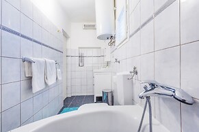 Steps Old Town Apartments by Irundo