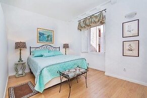 Steps Old Town Apartments by Irundo