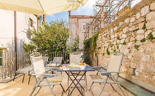 Steps Old Town Apartments by Irundo