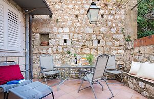 Steps Old Town Apartments by Irundo