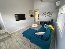 Newly Remodeled 4th Street Work-Friendly Home by RedAwning