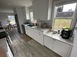 Newly Remodeled 4th Street Work-Friendly Home by RedAwning