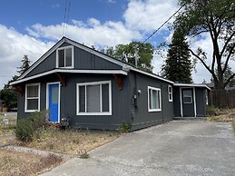 Newly Remodeled 4th Street Work-Friendly Home by RedAwning