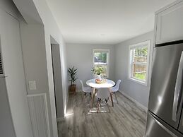 Newly Remodeled 4th Street Work-Friendly Home by RedAwning