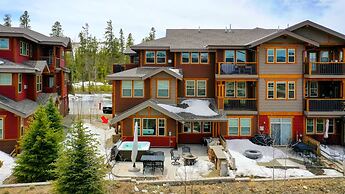 Cozens Pointe I-101 2 Bedroom Condo by RedAwning