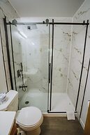 Helmcken Falls Lodge