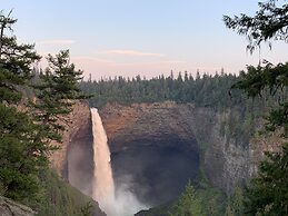 Helmcken Falls Lodge