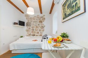 The Walls Studios by Irundo