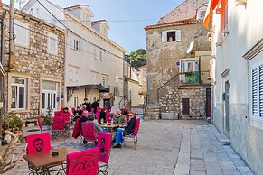 The Walls Studios by Irundo