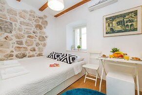 The Walls Studios by Irundo