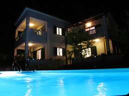 Villa With Garden and Pool, Supetar, Island Brac